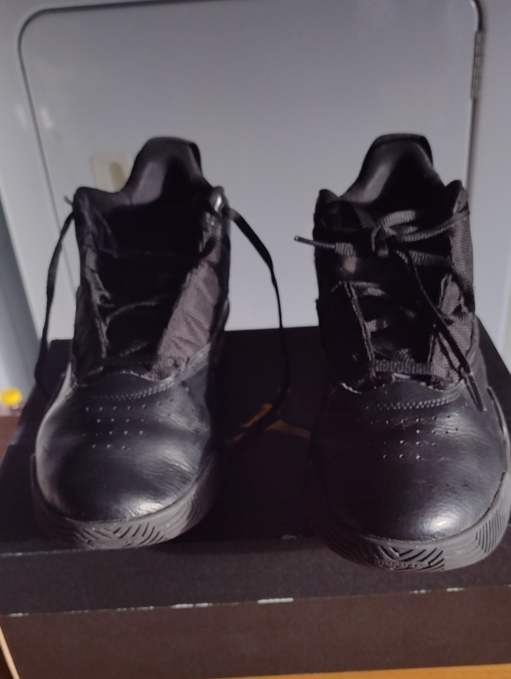 Nike Kids Black Low-Top Athletic Shoes Size 6